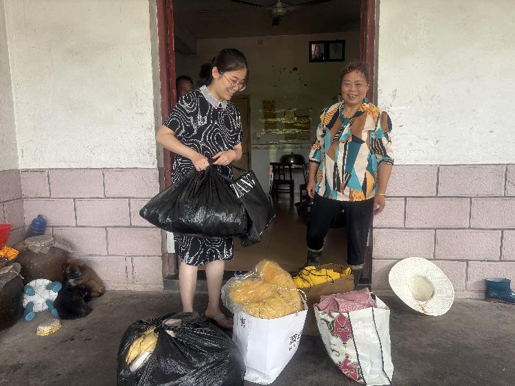 盘活闲置资源 传递邻里温情——窑洲社区开展闲置衣物公益回收活动