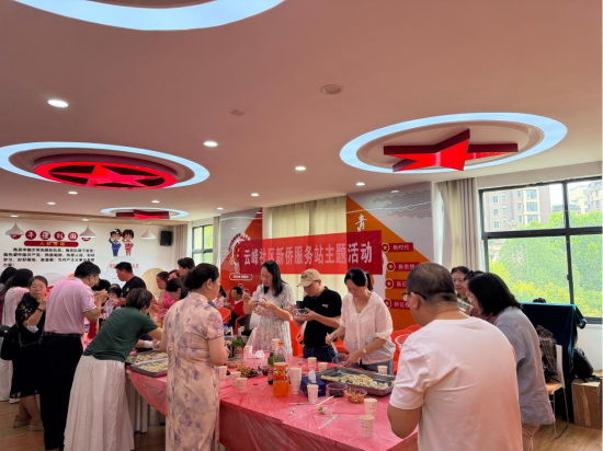 云峰社区新侨服务站开展联欢活动暨“爱晚”老年大学摄影班结业典礼