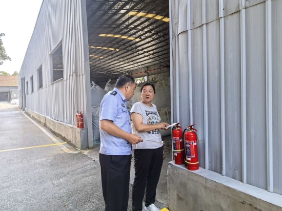 横街社区联合民警开展安全生产专项检查行动