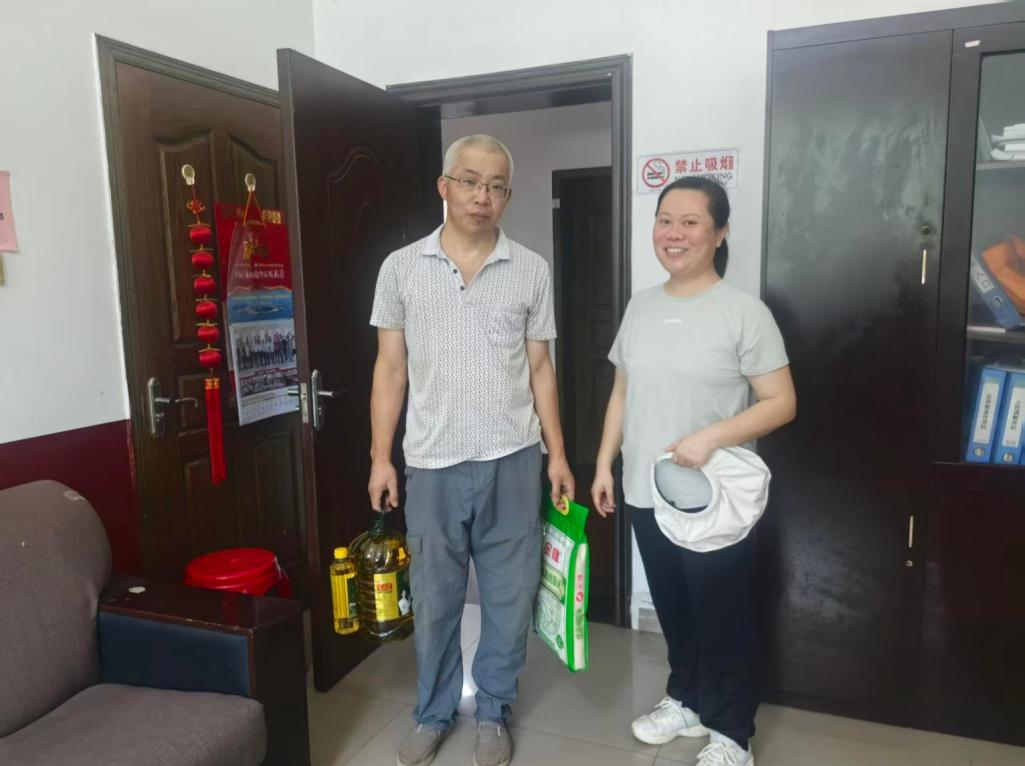 霞城村：端午安康暖人心 结对帮扶送温情