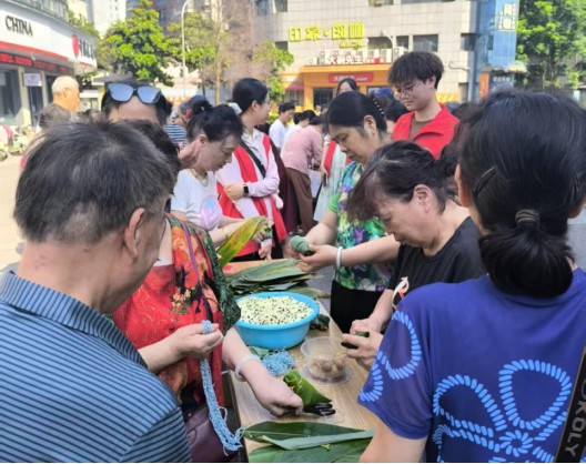 禾花塘社区开展“禾花有爱迎端午，邻里同行粽飘香”主题包粽子比赛