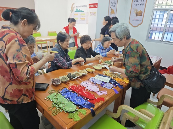 瓦窑塘社区开展“香囊寄清韵 廉风满社区”端午节主题活动