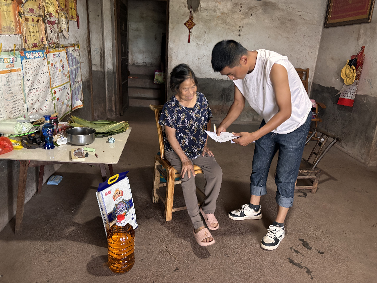 昭山镇红旗村：心系帮扶对象 情暖端午佳节