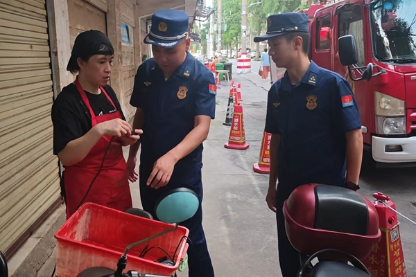岳塘区消防救援局集中开展电动自行车消防安全专项检查夜查行动