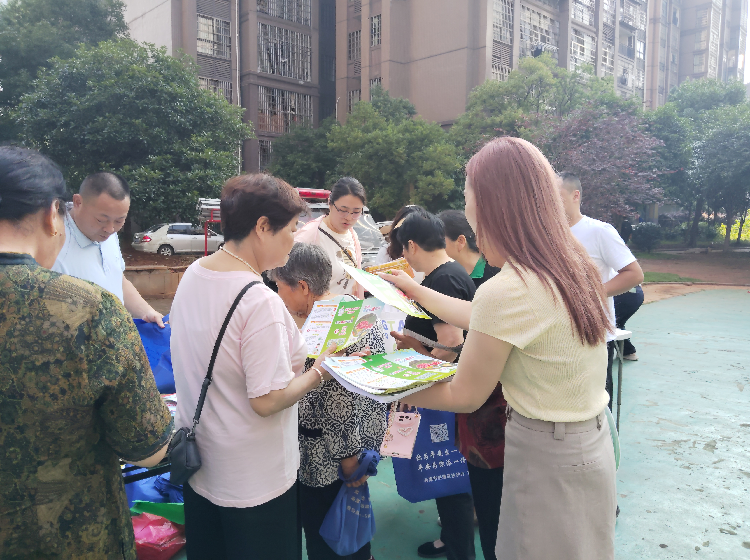 惠民政策进万家 安全防范入人心——昭山镇开展政务公开主题日系列宣传活动