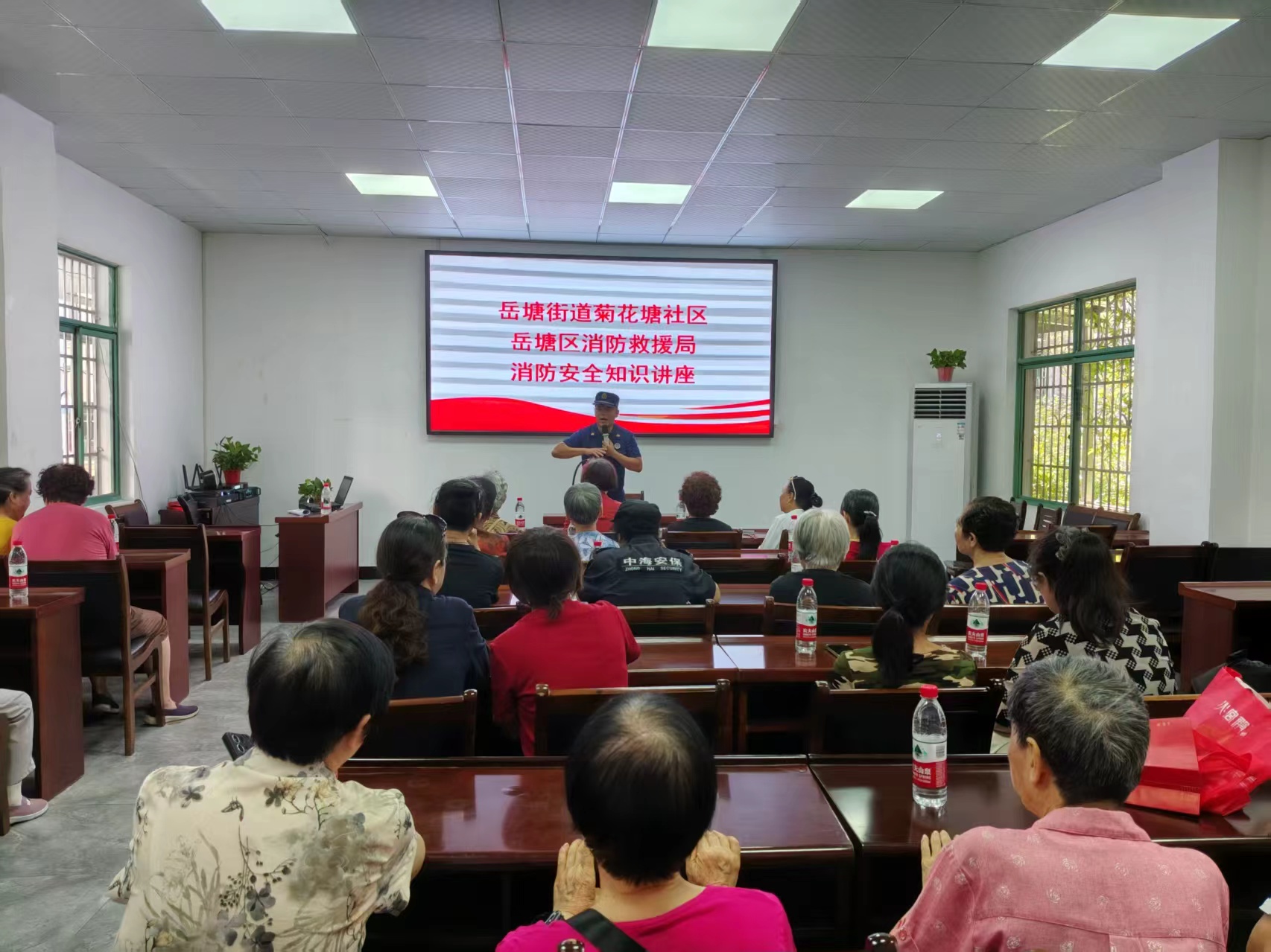 菊花塘社区开展消防安全专题讲座暨应急疏散演练活动