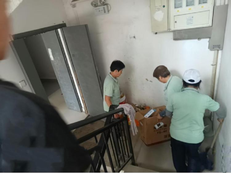 打通“生命通道” 筑牢安全防线 昭山镇执法大队开展安置区楼道杂物专项整治