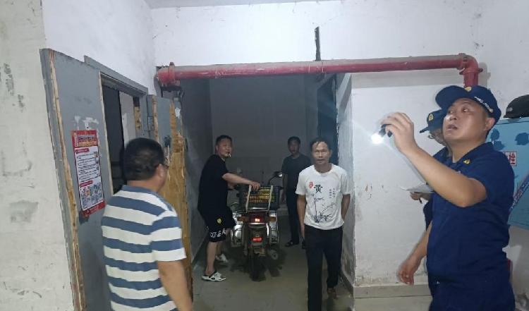 昭山镇联合多部门开展整治隐患乱象夜查行动 筑牢消防安全防线