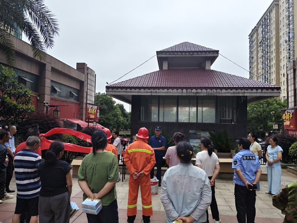 岳塘区消防救援局深入高层建筑物业小区开展消防知识培训