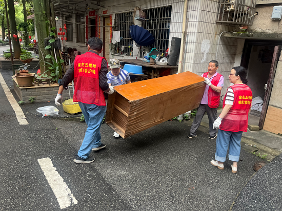 江滨社区：党员先锋带头清理楼道 筑牢消防安全“生命线”