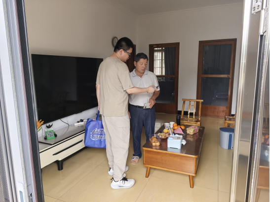 岳塘村：敲门入户送服务 让电子社保卡 “触手可及”