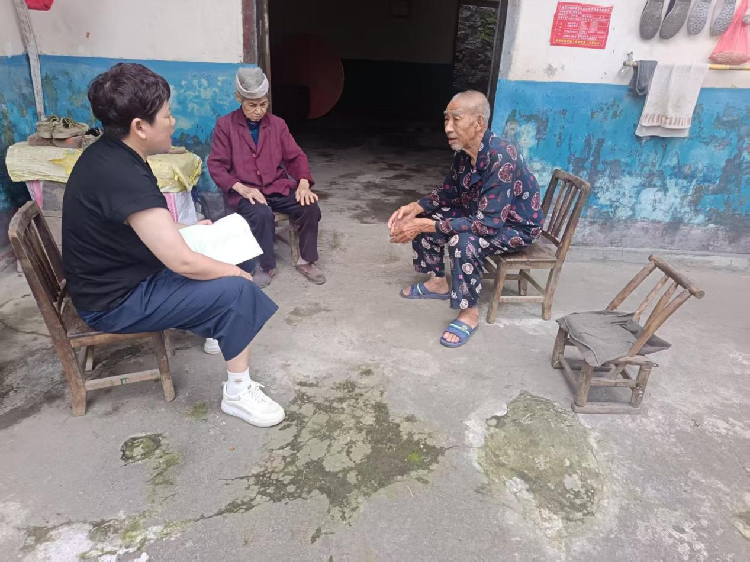 入户走访暖人心 健康服务零距离——昭山镇幸福村上门关爱高龄低保困难群众