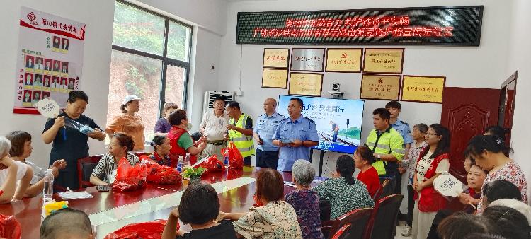 路地同心护城际  平安宣讲润民心 —— 昭山镇路口社区开展铁路护路普法微宣讲