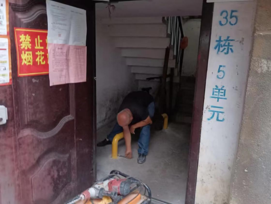 江滨社区安装硬质隔离设施 筑牢安全防线守护居民平安