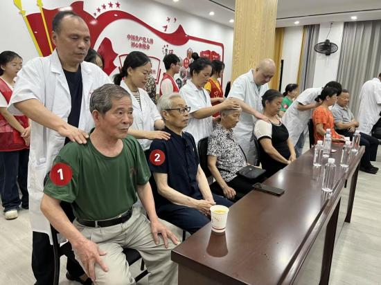 康养服务进社区 暖心义诊护安康——盘龙社区开展志愿服务惠民活动