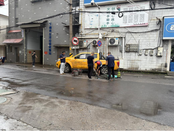 鸦雀塘社区：网格巡查高效联动 守护群众“脚下安全”