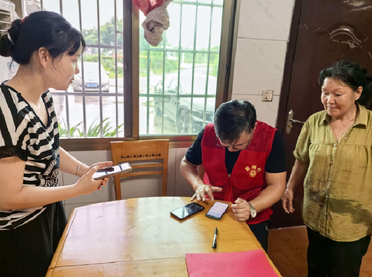 便民服务暖人心 昭山镇新湖村协助村民申领电子社保卡