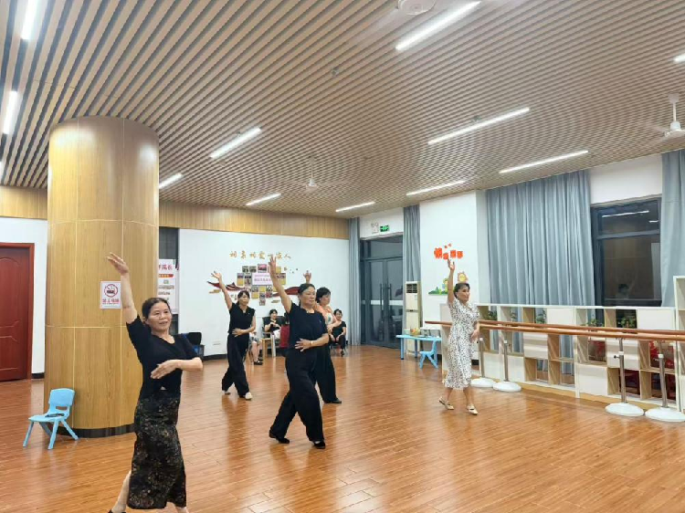 昭山镇窑洲社区：落实党群服务十条举措 延时服务点亮群众夜生活