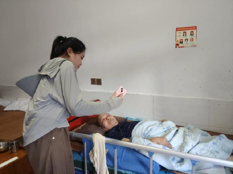 昭山镇窑洲社区低保入户认证 暖心服务上门