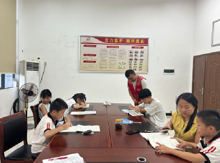 多彩课堂伴童度夏 新湖村党群服务中心开设暑期学习陪伴课堂