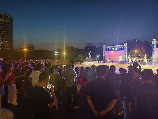 嗨唱仲夏夜！岳塘区全民K歌电声音乐专场燃动东方红广场