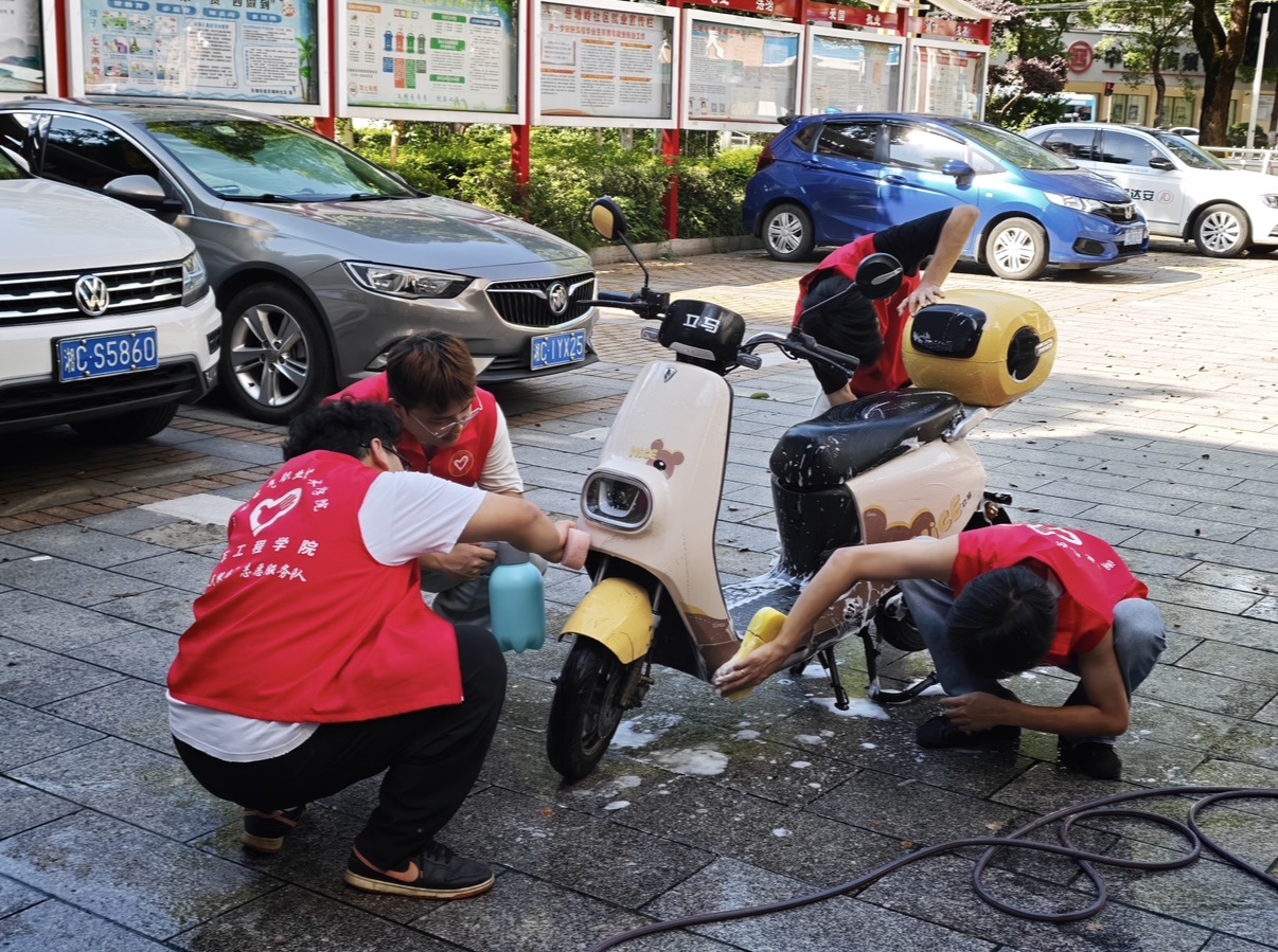 岳塘岭社区：社校联动聚合力 青春志愿暖民心