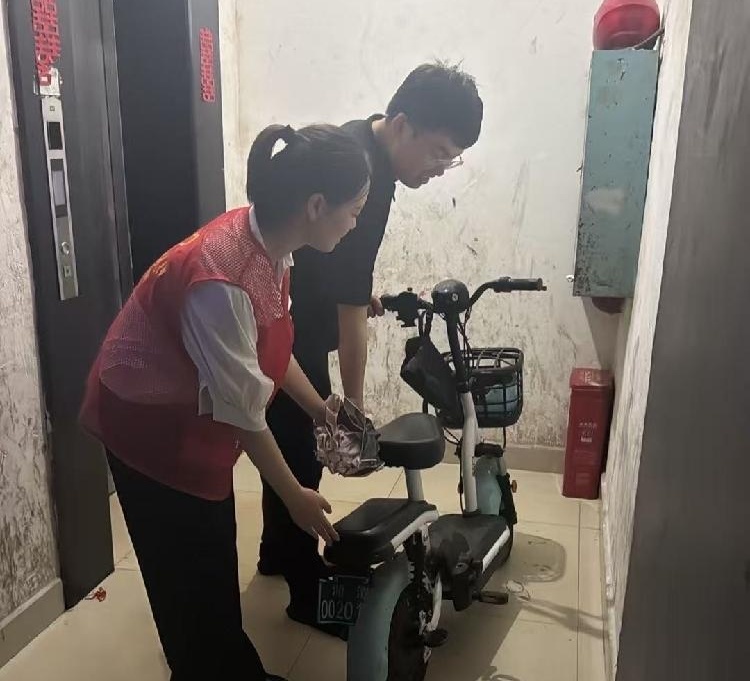 昭山镇全面开展居民住宅“楼道堆物”和“拆窗破网”整治攻坚专项行动