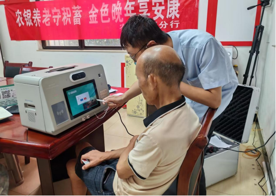 飞机坪社区：便民换卡进家门 贴心服务暖夕阳