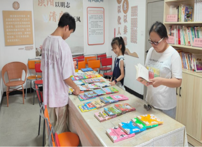 大板房社区联动“红色合伙人”开展绘本主题展