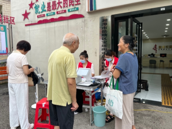 盘龙社区开展便民体检 暖心服务守护老年健康
