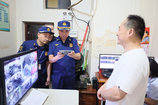 岳塘区消防救援局联合多部门开展电动自行车和畅通消防通道集中夜查行动
