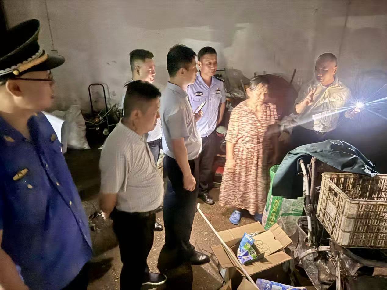 吉安路社区开展消防安全隐患夜查整治行动