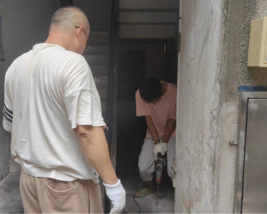 “小墩子”撑起“大平安”——红旗社区地勘佳苑小区安装隔离墩 杜绝电动车进楼道