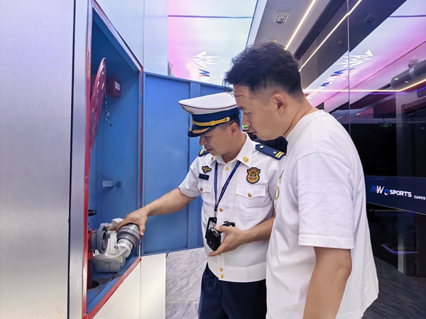 岳塘区一网吧因部分电器线路敷设不符合规定被处罚