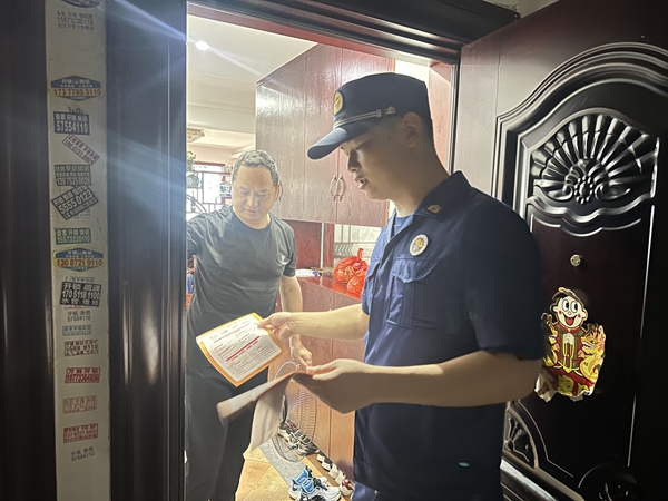 岳塘区消防救援局宣传服务队员深入高层建筑居民住宅小区开展消防宣传“敲门行动”