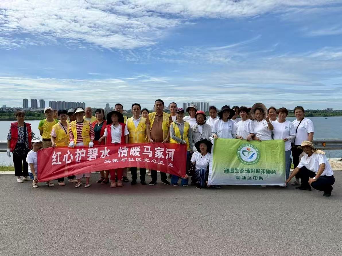 党建红守护生态绿 马家河社区开展净滩行动