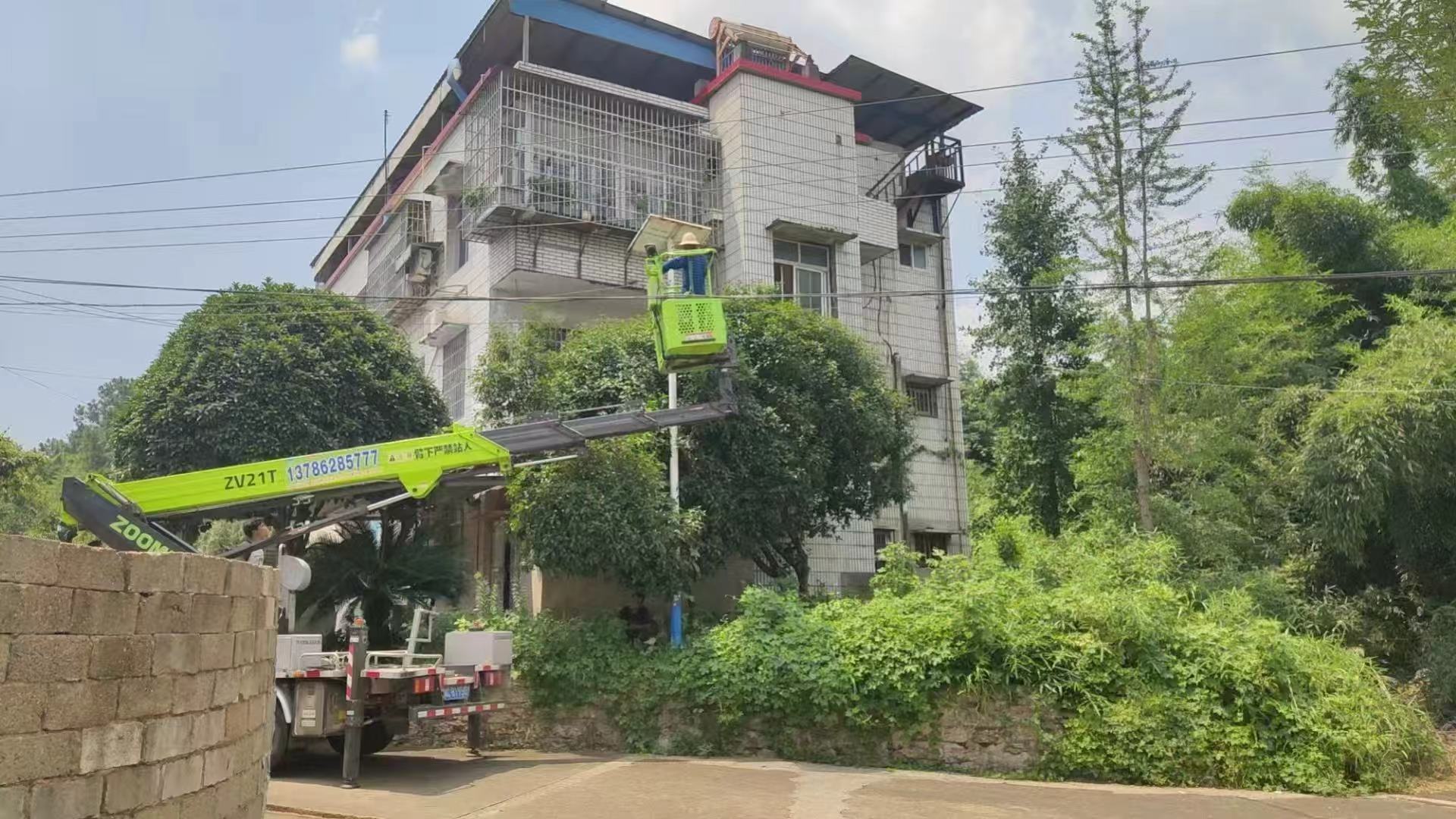 光华合作社检修养护路灯 点亮村民出行路