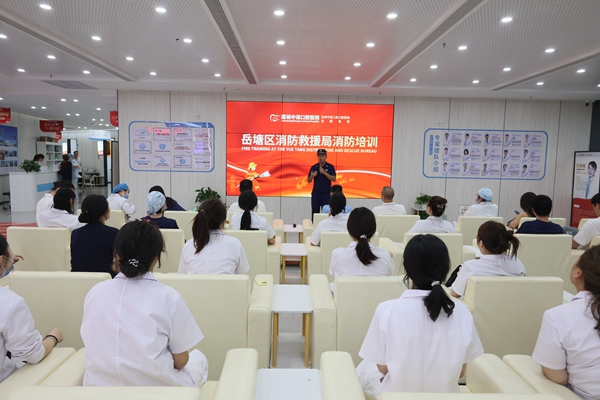 岳塘区消防救援局深入莲城中诺口腔医院开展消防安全知识培训