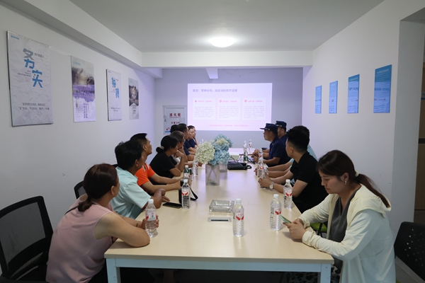 岳塘区消防救援局深入辖区高层住宅小区开展消防知识集中培训及“敲门行动”
