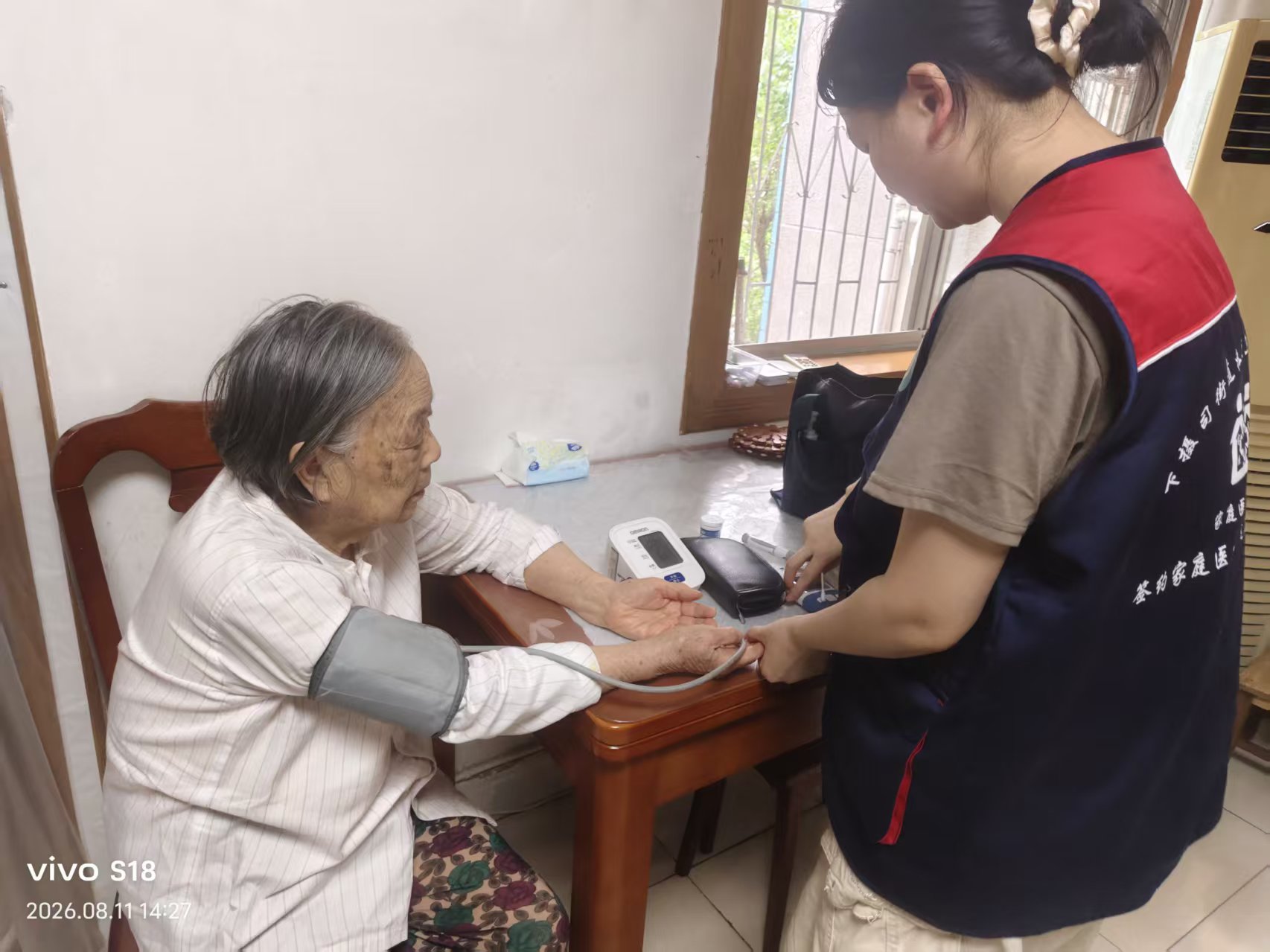 下摄司街道社区卫生服务中心：守护辖区高龄老人健康 家庭医生上门服务暖人心