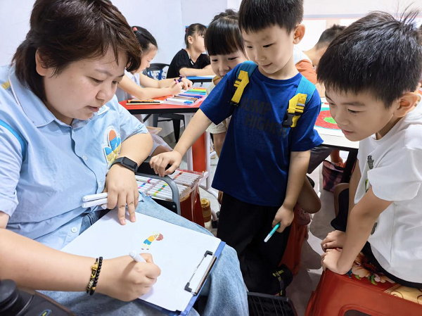 轮椅逐光 以画传爱——曙光社区公益美术课堂点亮孩子多彩假期
