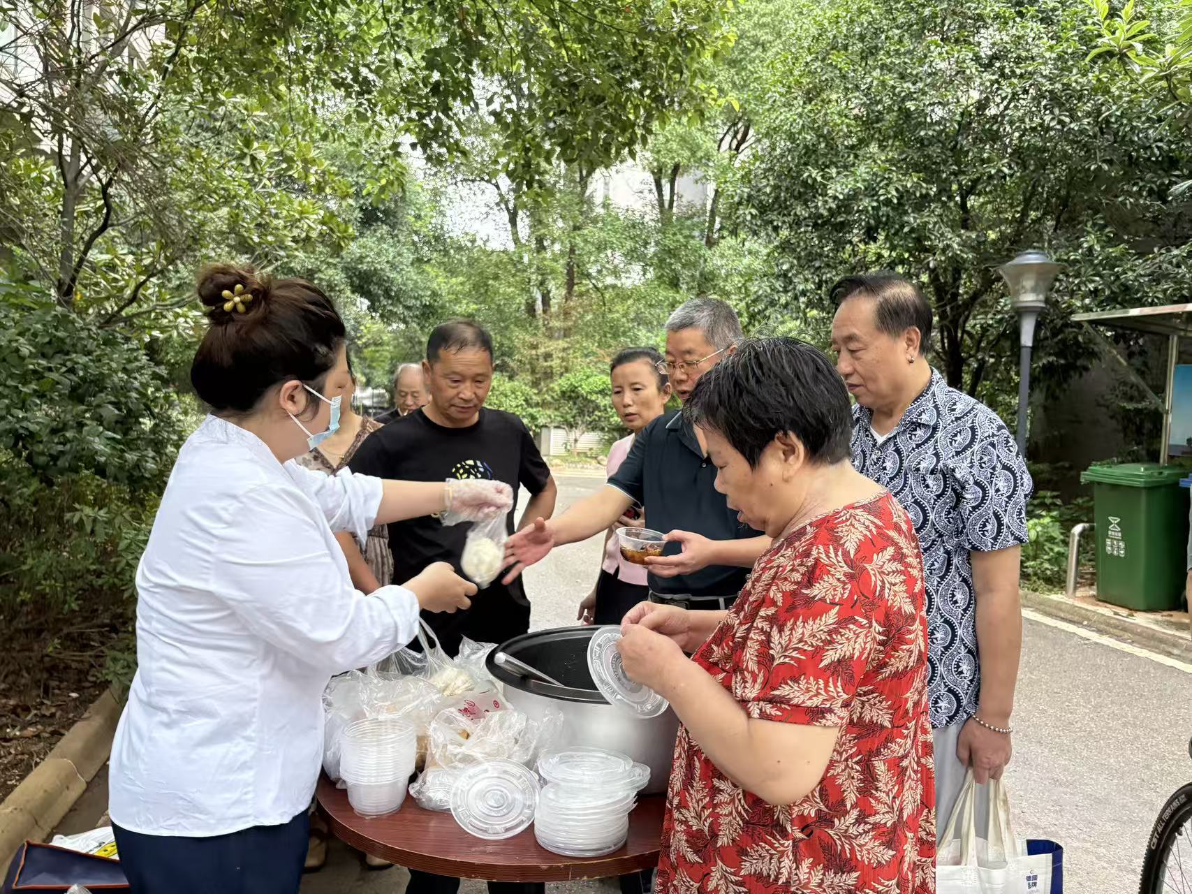 晓塘社区开展敬老送温暖便民服务活动