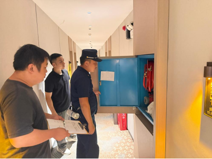 霞城村：夜间排查除隐患 筑牢安全“防火墙”