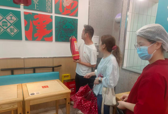 岳塘村开展多业态混合建筑夜间专项排查行动