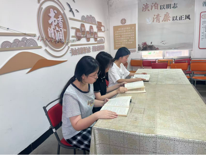 书香润童心 实践助成长——大板房社区开展“青苗护航”实践活动