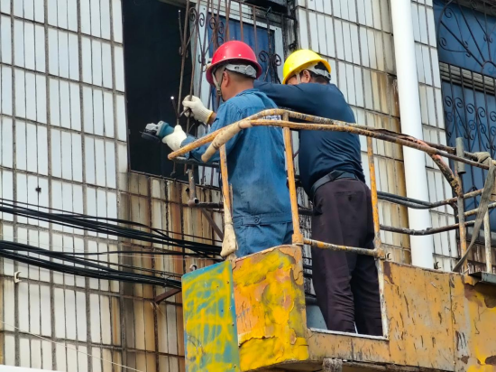 红旗社区“拆窗破网”攻坚行动跑出“加速度”