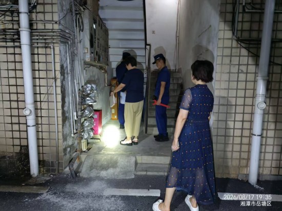 横街社区：夜间排查除隐患 筑牢安全“防火墙”