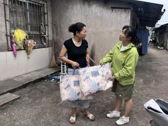 横街社区开展“夏季送清凉”困境儿童走访慰问活动