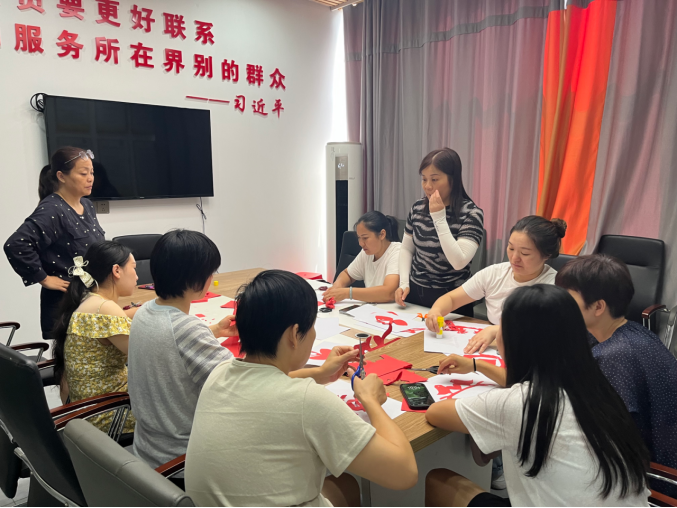 大板房社区开展“我们的节日·七夕”剪纸主题活动