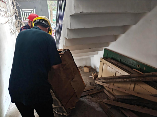 红旗社区开展楼道杂物集中整治 打通消防安全 “生命通道”